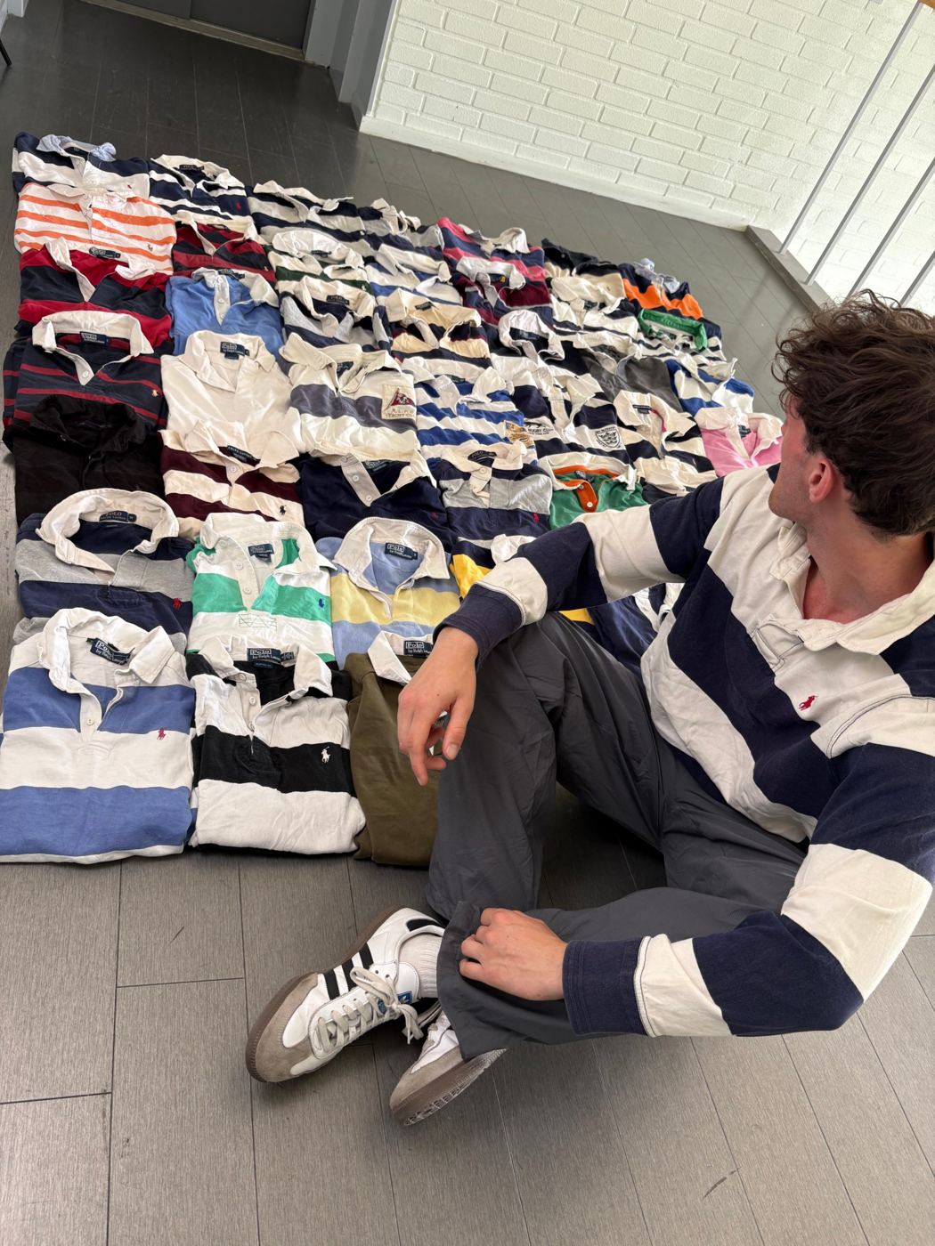 Een vloer vol vintage Ralph Lauren rugbyshirts